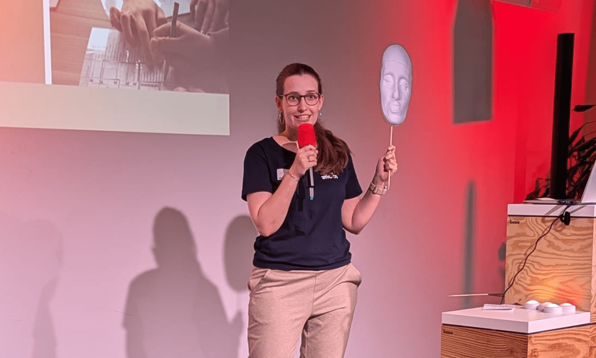 Karen Albers beim Pitch auf der Bühne